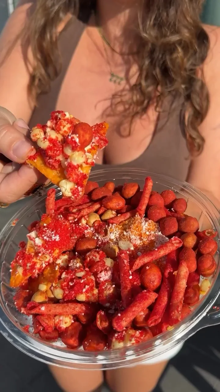 Tazón hecho panzón con Hot Nuts, Takis, esquite y polvo de chile
