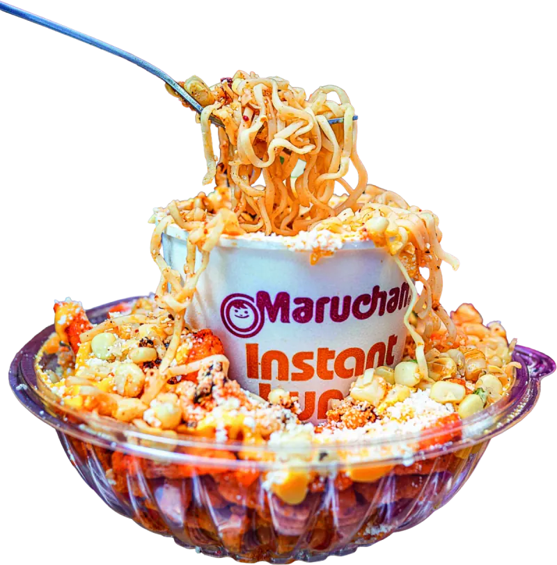 Maruchanzón: Maruchan servida sobre esquite con queso, Cheetos y salsa
